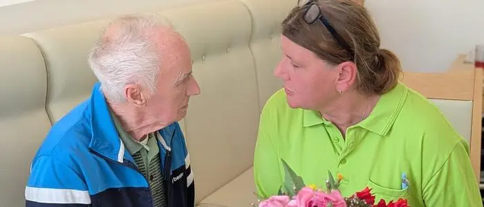 Karin Hofer (r.) arbeitet nach einem erfolgreichen Jobwechsel in der Pflege