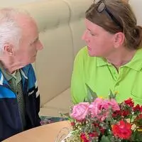 Karin Hofer (r.) arbeitet nach einem erfolgreichen Jobwechsel in der Pflege