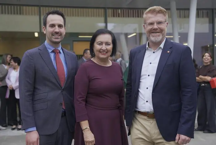 Bildungsminister Christoph Wiederkehr, Bildungsdirektorin Elisabeth Meixner und Knittelfelds Bürgermeister Harald Bergmann (v. l. n. r.)