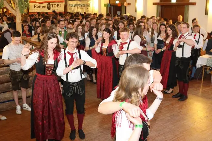 Für den Auftanz sorgten die LJ-Gruppen Zeltschach (Foto) und St. Margarethen im Rosental, für die schwungvolle Mitternachtseinlage zeichneten die LJ-Gruppen Treffen und Arriach verantwortlich. 