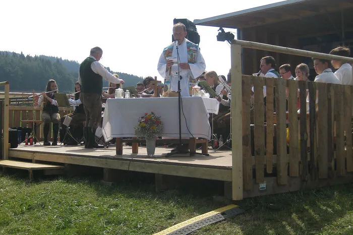 ...und einem anschließenden Gottesdienst, gehalten von Pfarrer Anton Herk-Pickl. 