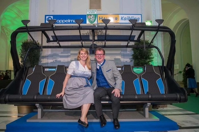 "Verein der Steirer"-Obmann-Stellvertreterin Elisabeth Hakel, hochschwanger, mit dem Hauser Bürgermeister Gerhard Schütter
