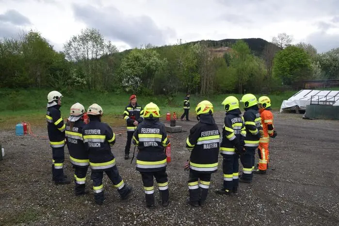 Am Vormittag standen das Kennenlernen und der richtige Umgang mit dem Feuerlöscher, das Hantieren mit diversen Rettungsgeräten, das Sichern von Personen und Geräten sowie das Löschen mit einem Schaumrohr auf dem Programm. Dabei hatte jeder die Möglichkeit, einen Entstehungsbrand mit einem Feuerlöscher zu löschen und ein Schaumrohr zu führen.
