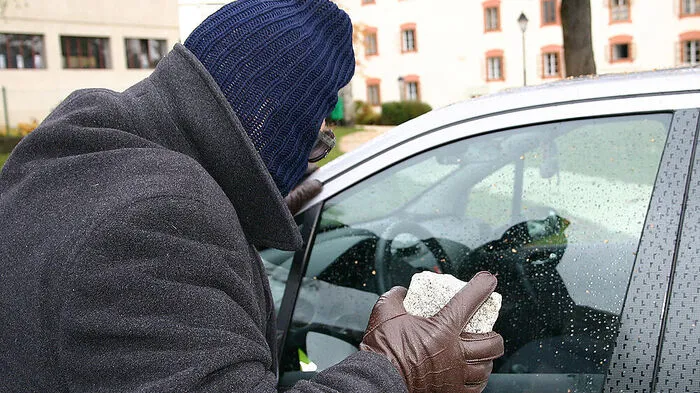 Autoknacker (Symbolbild) schlugen zwei Seitenscheiben ein
