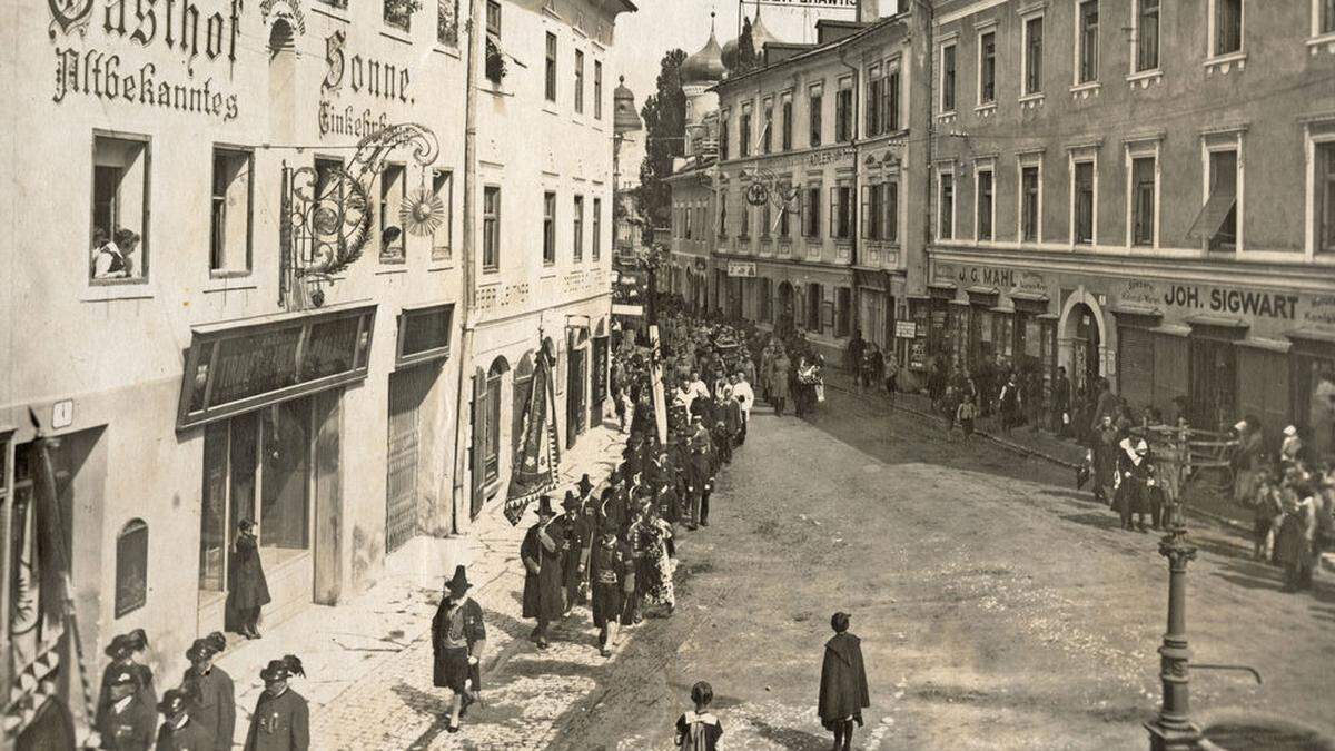 Propagandistische Massenveranstaltung im Juni 1918 - und damit nur ein halbes Jahr vor Kriegsende: der Trauerzug des verstorbenen Johann Jakober, Kommandant der Standschützen Wach- und Ersatz-Kompanie Lienz.