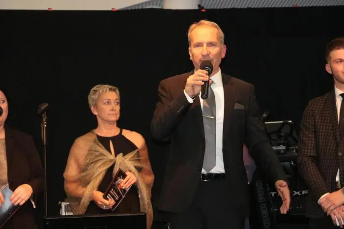 Schulleiter Peter Kospach begrüßte im Anschluss die Ehrengäste, darunter Joserf Herk, Präsident der Wirtschaftskammer Steiermark sowie Gerhard Kienzl, Spartengeschäftsführer für Tourismus der Wirtschaftskammer Steiermark.