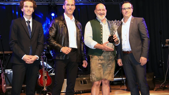 Die Gewinner der Kategorie Einzelsportler: Stefan Seifried (Trisathlon), Josef Strohmeier (Bodybuilding) und Sieger Franz Harg (Bogensport) mit Vizebürgermeister Heimo Ortner