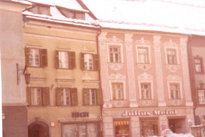 Wenn die Menschen an den Hauptplatz von anno dazumal denken, dann können sich die meisten erinnern, dass man früher noch mit dem Auto in die und durch die Innenstadt fahren konnte.