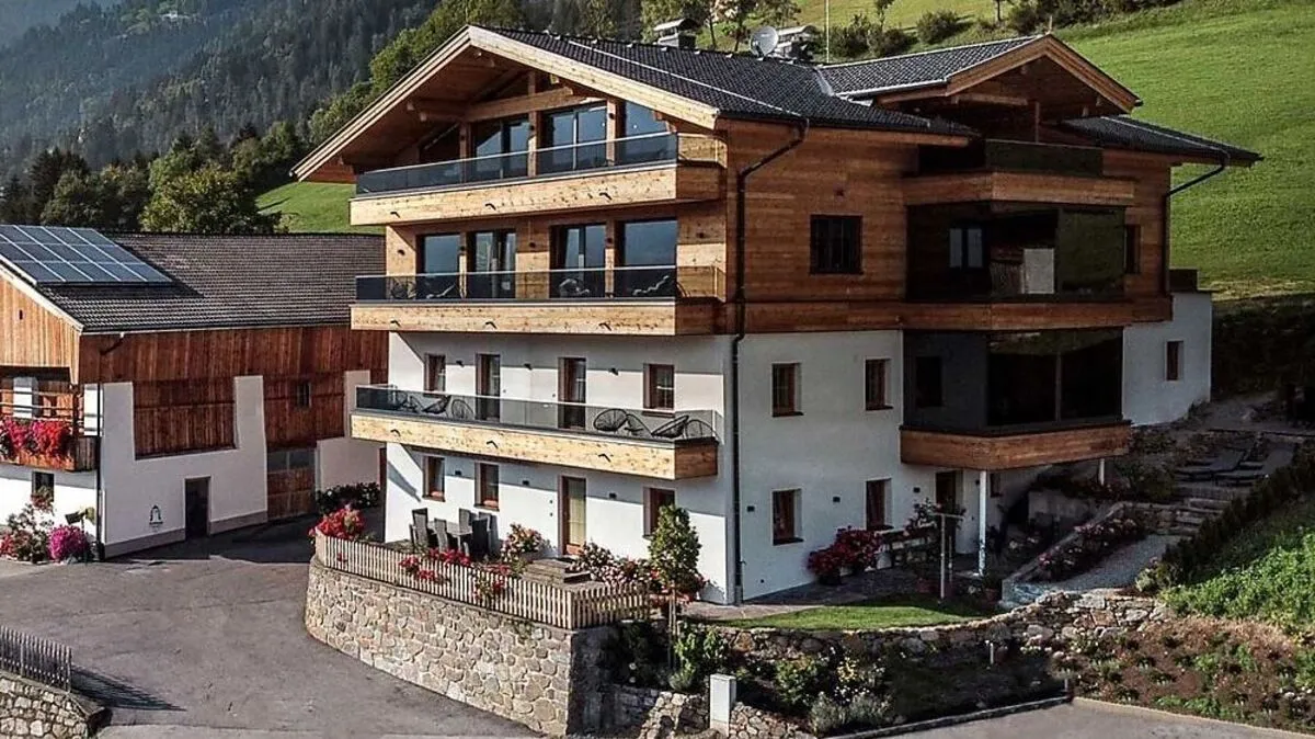 Jetzt will Webhofer seinen Grund selbst bebauen, mit hochwertigen Appartements ähnlich seinem Sporerhof 