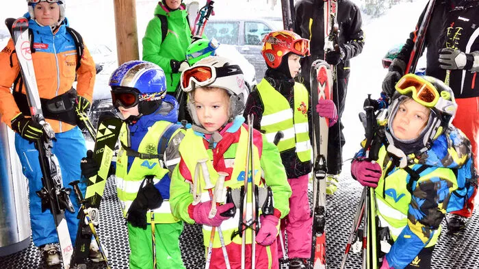 Fast 100 Kinder hatten am Donnerstag am Nassfeld die Möglichkeit, mit Ski Alpin-Olympiasieger Franz Klammer und Paralympics-Star Markus Salcher Ski zu fahren.