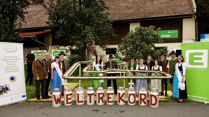 „Beim Steirischen Milchfest stellen wir die Leistungen der Milchbauern als Produzenten bester Milch und Milchprodukte in den Mittelpunkt und machen die Gäste auf den Zusammenhang zwischen attraktiver, gepflegter Kulturlandschaft und Rinderhaltung aufmerksam“, sagt Landwirtschaftskammer Präsident Franz Titschenbacher. Gestern gab es den Versuch, das längste Steirerkas-Brot der Welt zuzubereiten, ein uriges Fest und den Almabtrieb mit festlich geschmückten Kühen.