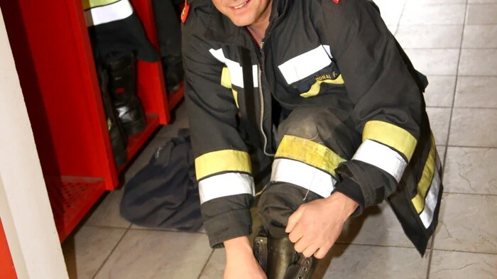 Friedrich Monai schlüpft in seine Einsatzuniform