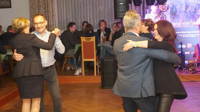 Beim Simerlwirt wurde beim Ball der FF Schiefling aufgetanzt. Klicken Sie sich durch die Bilder!