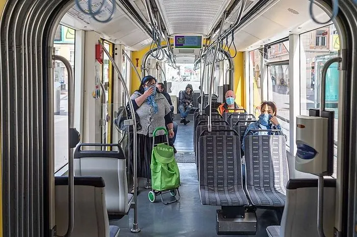 Die Straßenbahnen in Graz sind noch spärlich besetzt.