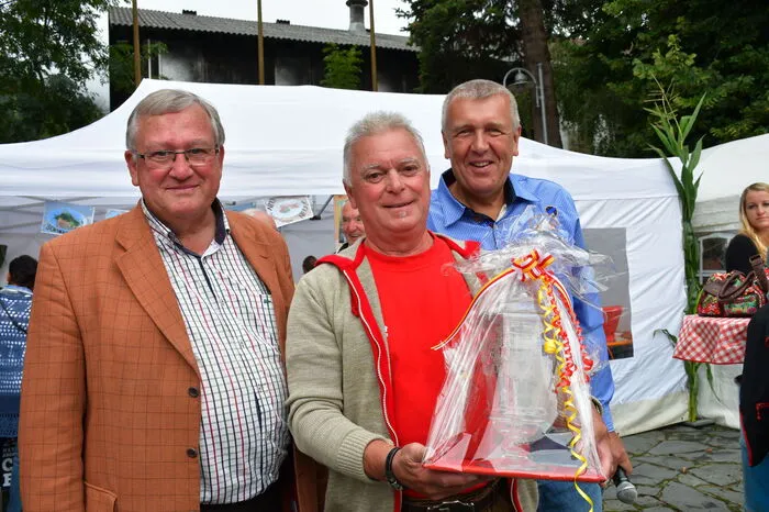 Richard Hofer (Bildmitte) wurde als einer der Initiatoren des Palatschinkenfestes geehrt. Im Bild mit Bürgermeister Heinrich Gerber (links) und Moderator Friedrich Paulitsch.