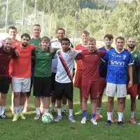 Nathaniel Abenet Tegegne mit seinen österreichischen Teamkollegen des FC Proleb