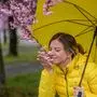Mit Daunenjacke und Regenschirm in den Frühling | Mit Daunenjacke und Regenschirm in den Frühling