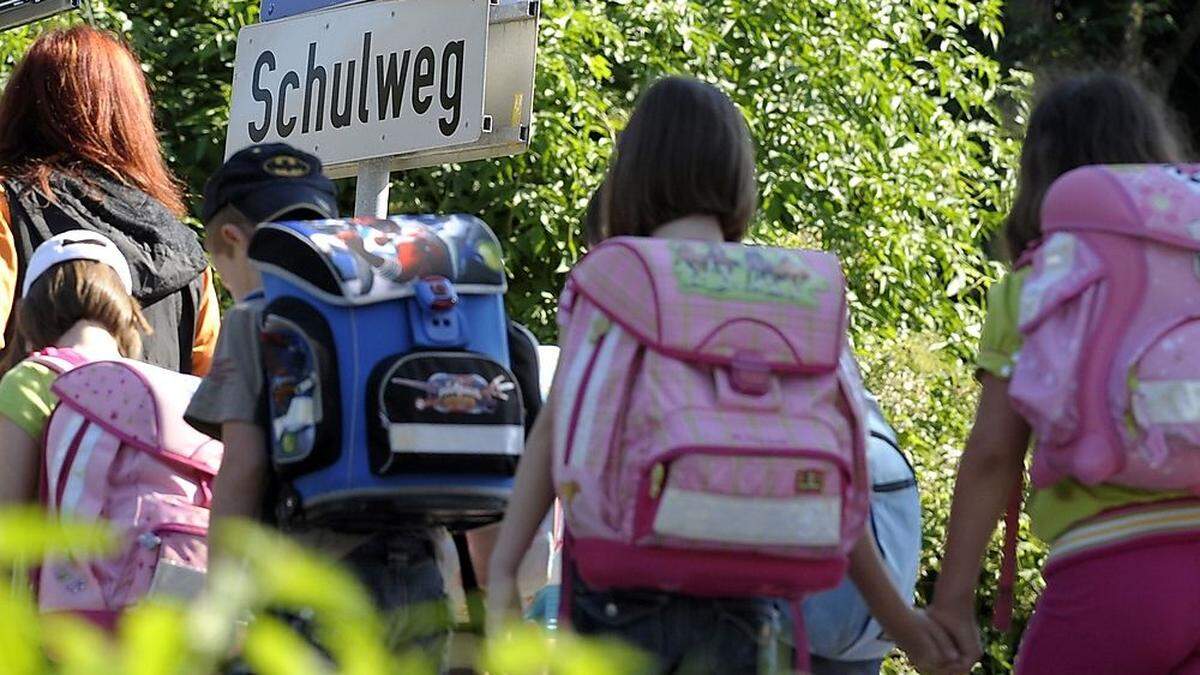 Wenn es die Möglichkeit gibt, sollten Kinder in Gruppen den Schulweg bestreiten