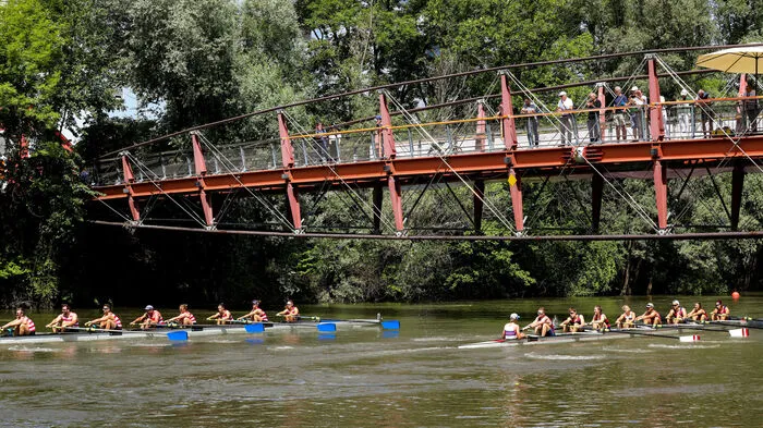Die Wassersportler haben sich in den letzten Jahren die Mur in Graz erobert. Ruder-Achter sind dann aber doch ein ungewöhnlicher Anblick.