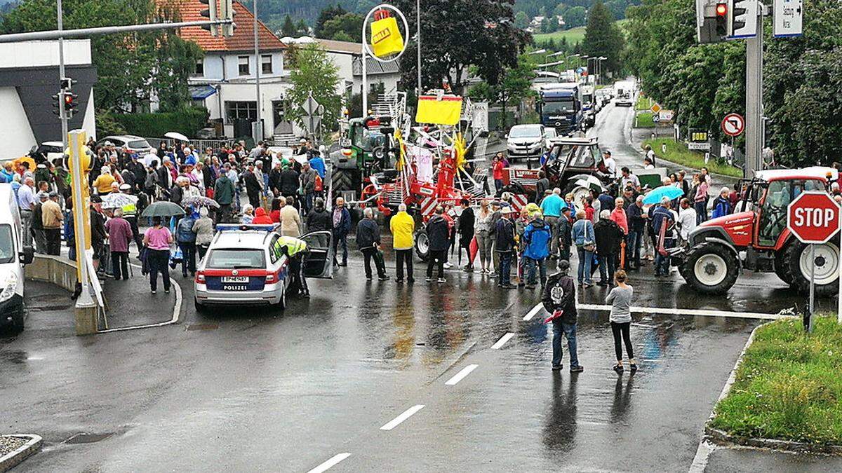Apothekenstreit in Scheifling spitzt sich seit der Vorwoche zu. Am Freitag wurden zwei Bundesstraßen blockiert