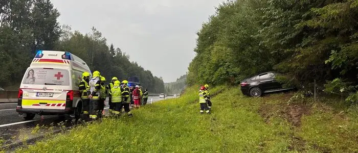 Das Auto wurde von der nassen Fahrbahn geschleudert