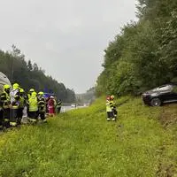 Das Auto wurde von der nassen Fahrbahn geschleudert