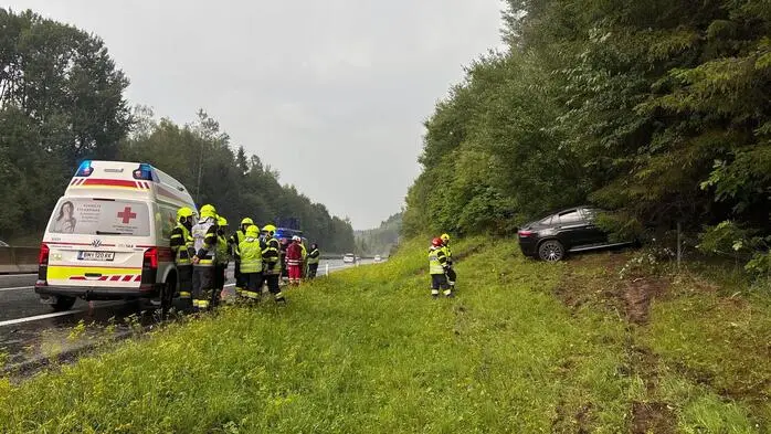 Das Auto wurde von der nassen Fahrbahn geschleudert