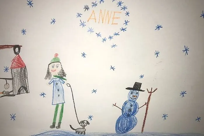 „Alle Jahre wieder freut sich unsere Tochter auf das Zeichnen für den Adventkalender und das Entdecken ihres Fotos und der Zeichnung in der Kleinen Zeitung“, schreibt uns Mama Sandra Rabitsch. Gezeichnet hat uns Tochter Anne (7) aus Villach eine winterliche Schneelandschaft inklusive Schneemann und Vogelhaus. Dabei darf auch der Spaziergang mit dem sehnlichst erwünschten Hund nicht fehlen.
