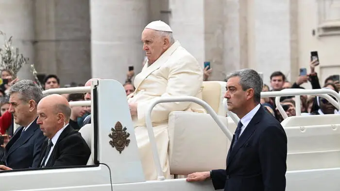 Nachdem er am Samstag nach viertägigem Aufenthalt das Krankenhaus "Agostino Gemelli" in Rom verlassen hat, hat Papst Franziskus am Sonntagvormittag die liturgische Feier zum Palmsonntag als Auftakt der Karwoche zelebriert.