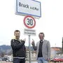 55 derartige Ortstafeln, wie sie Bürgermeister Peter Koch und Verkehrsreferent Kurt Diepold hier zeigen, müssen nun in Bruck aufgestellt werden