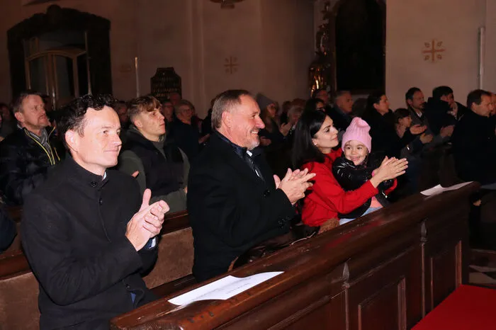 In der bis auf den letzten Platz gefüllten Josefskirche stand das Konzert ganz im Zeichen der kürzlich verstorbenen ehemaligen Mitglieder Sepp Rauth und Franz Pöschl. Beide prägten jahrzehntelang als Kapellmeister die Werkskapelle Bauer.