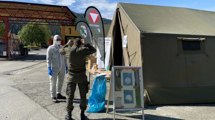 Die erste Station nach dem Eintreffen der Milizsoldaten in St. Michael beinhaltet Fiebermessen, Mund-Nasen-Schutz-Masken-Ausgabe und Handdesinfektion.