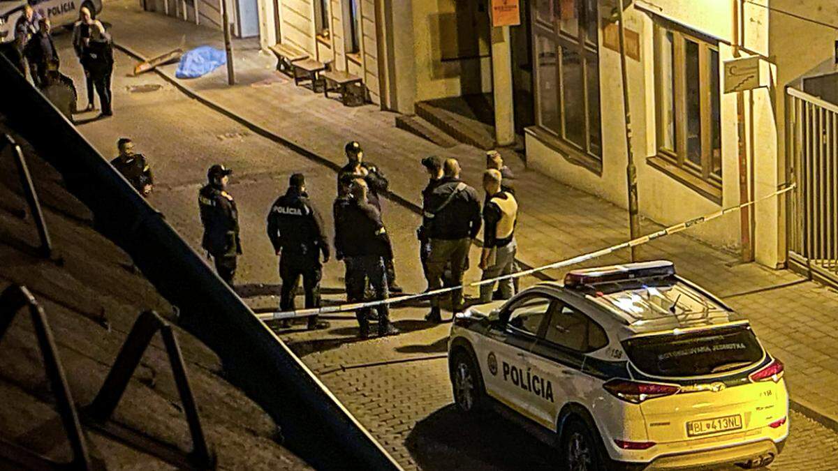 Im Stadtzentrum von Bratislava tötete am Mittwoch ein junger Mann zwei Gäste einer Gay Bar und verletzte eine Kellnerin schwer 