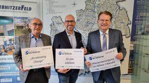 Heinrich Gernedel, Bürgermeister Michael Schumacher und Franz Krainer appellieren, mit Trinkwasser bewusst umzugehen 