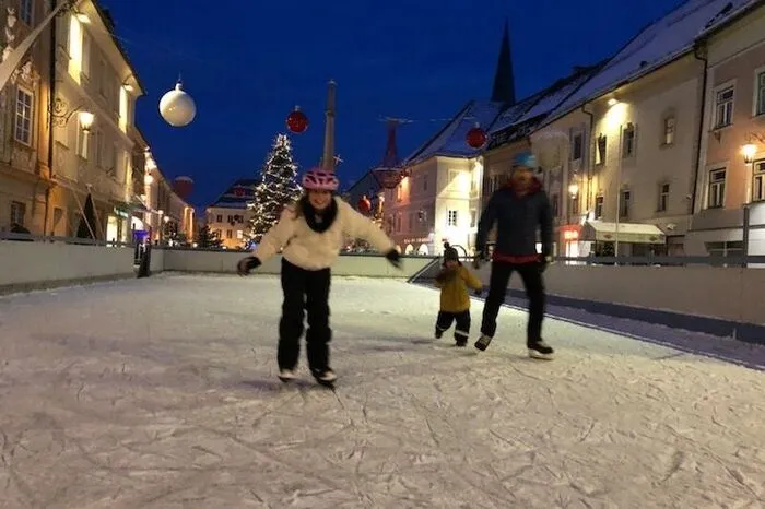 2. Eislaufplatz St. Veit. Mitten in der Stadt Eislaufen, das gibt es nur selten. In der Herzogstadt ist der Eislaufplatz so ein Glücksfall: Kostenfrei kann man dort im Glitzerlicht des schönen Christbaums von 9 bis 18 Uhr seine Runden ziehen.