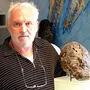 Karl Schüßler im Mai 2001 mit einem seiner berühmten Köpfe 
