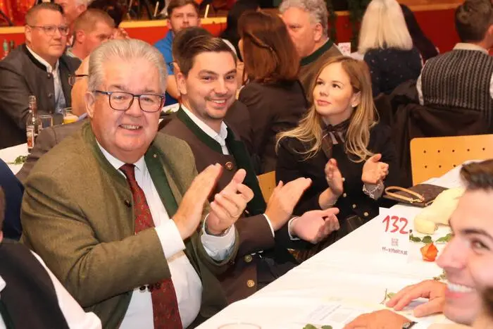 Den musikalischen Ohrenschmaus nicht entgehen ließen sich unter anderen „Hausherr“ Bürgermeister Walter Zemrosser (links), Bezirkshauptfrau Claudia Egger, die Stadträte Philipp Strutz und Klaus Trampitsch, Steuerberater Mario Krumlacher, Schuldirektor Hannens Scherzer, der Kärntner Bäcker-Innungsmeister Martin Vallant, Blasmusikverband-Bezirksobmann Hermann Posarnig sowie Feuerwehrkommandant Hans Delsnig. 