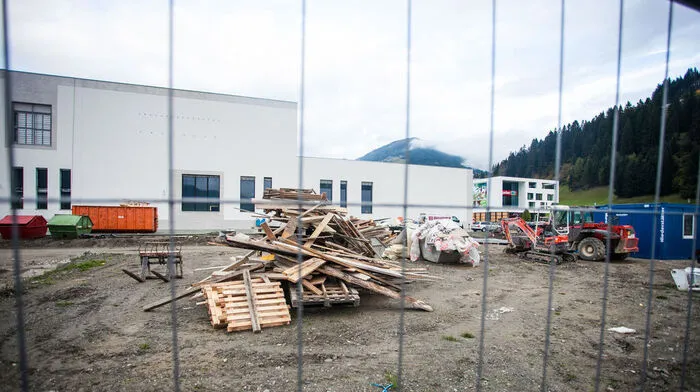 Die Baustelle der Firma Loacker in Heinfels ist sicher – dafür sorgen Zäune und ein Sicherheitsdienst