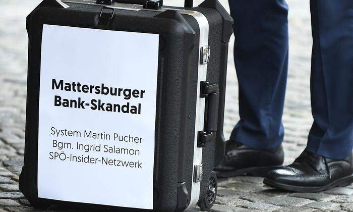 Ein Unterlagen-Koffer der ÖVP Burgenland vor Beginn der Sitzung des Commerzialbank Mattersburg U-Ausschusses am Mittwoch