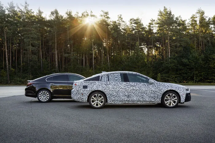 Bei der neuen Modellgeneration konnten die Ingenieure dank der Verwendung von Leichtbaumaterialien bis zu 175 Kilogramm einsparen, womit der Opel endlich nicht mehr das Pummelchen in seiner Klasse sein wird. Die Diät dürfte dem Insignia wie schon dem Astra vor ihm wesentlich mehr Fahrdynamik einhauchen.