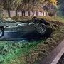 Der Pkw landete im Straßengraben auf dem Dach