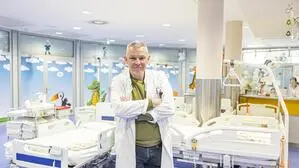 Arzt steht in einem Raum mit zwei Krankenbetten | Primarius Johannes Schalamon, Leiter der Kinder- und Jugendchirurgie im ELKI Klagenfurt