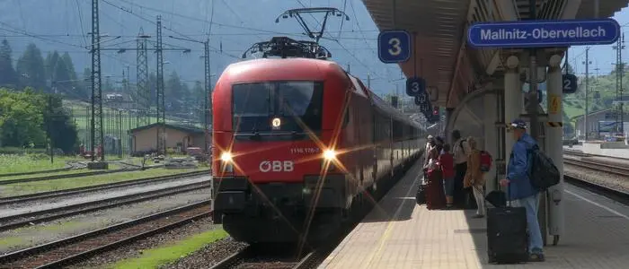 Ein Zug am Bahnhof Mallnitz-Obervellach