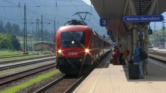 Ein Zug am Bahnhof Mallnitz-Obervellach