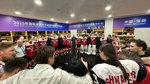 Bröms und seine Truppe genossen den Moment in der Kabine sichtlich