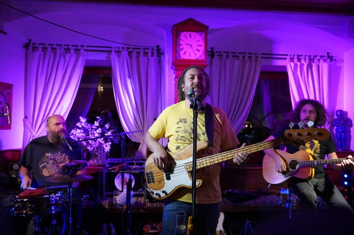 Beim Gasthof Kohlmayr rockte die Band "Hanky Panky".