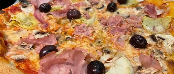 Über den Tellerrand hinaus: die Pizza Capricciosa