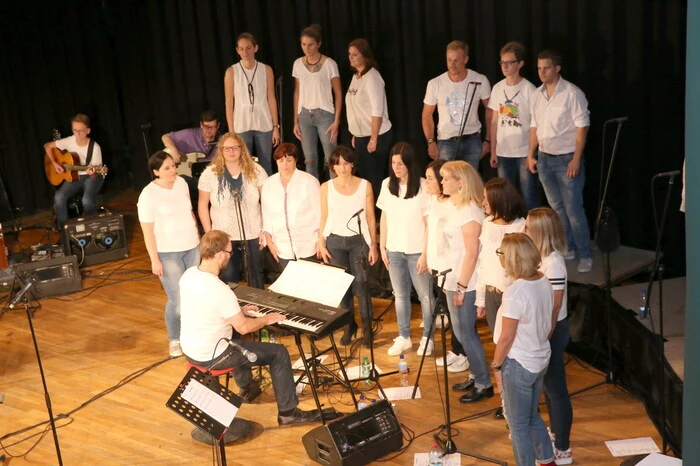 An die 500 Musikfans waren am Mittwochabend in das Kulturhaus der Krappfeld-Metropole gepilgert, um den Rock- und Popklängen der „Heli-Family“ zu lauschen. 