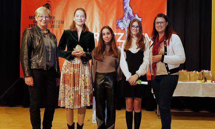 Barbara Pucker, die Preisträgerinnen Luisa Marinello (Erste), Elena Heinzberger (Zweite), Magdalena Salzmann (Dritte) und Sara Schaar
