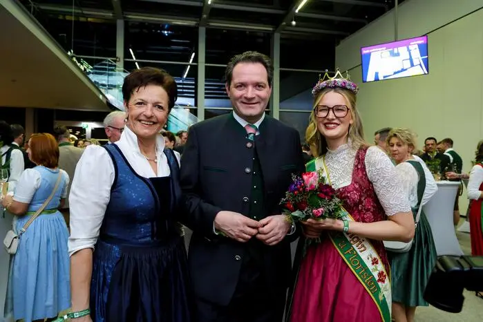 LK-Vizepräsidentin Maria Pein, Minister Norbert Totschnig und Blumenkönigin Lisa II.